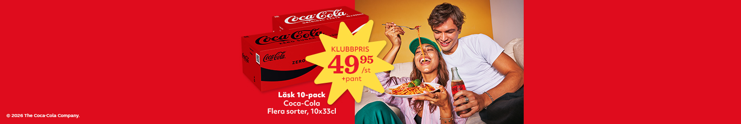 Två förpackningar 10-pack burkar från Coca-Cola och en prisstjärna med klubberbjudandet 49,95 kr/st + pant samt en miljöbild med två personer som äter pasta och dricker Coca-Cola.