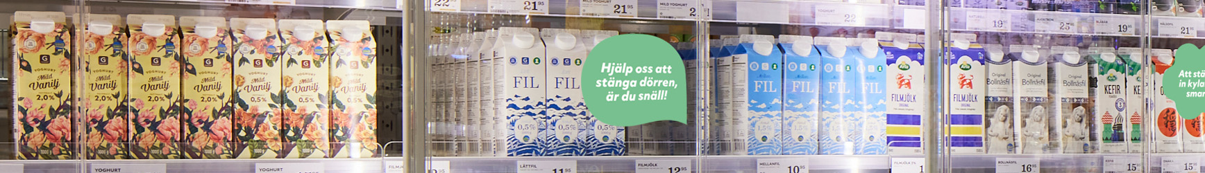 Två stycken olika yoghurtsorter står i en kylhylla på Hemköp.