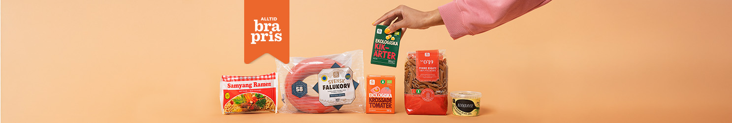 Olika matvaror står uppradade och en hand ställer in en förpackning kikärtor och i förgrunden syns en flagga med texten Alltid bra pris.
