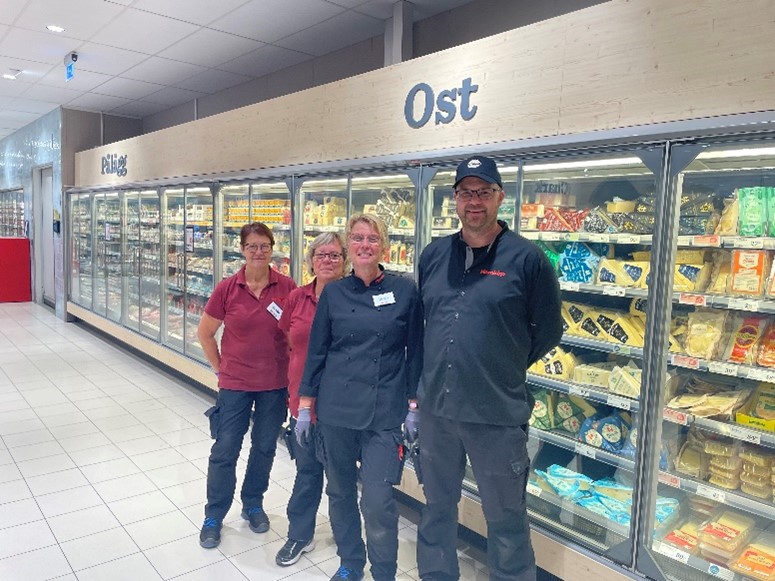 Fyra glada medarbetare står vid ostdisken i en Hemköpbutik i Hedemora